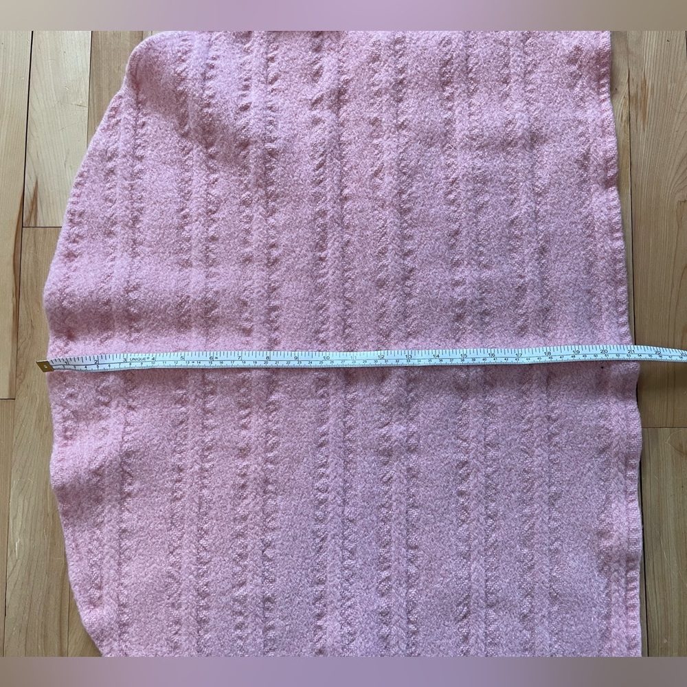 Pink Irish 🇨🇮 wool shawl with pockets - Picture 8 of 12